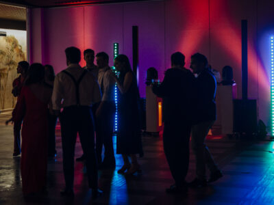Pista de baile de boda iluminada con barras LED de colores