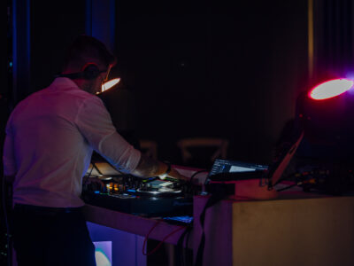 DJ profesional con controlador Pioneer en una boda