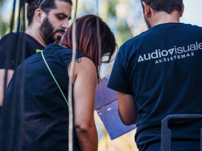 Técnicos de AV Sistemas con camisetas de la marca en pleno montaje