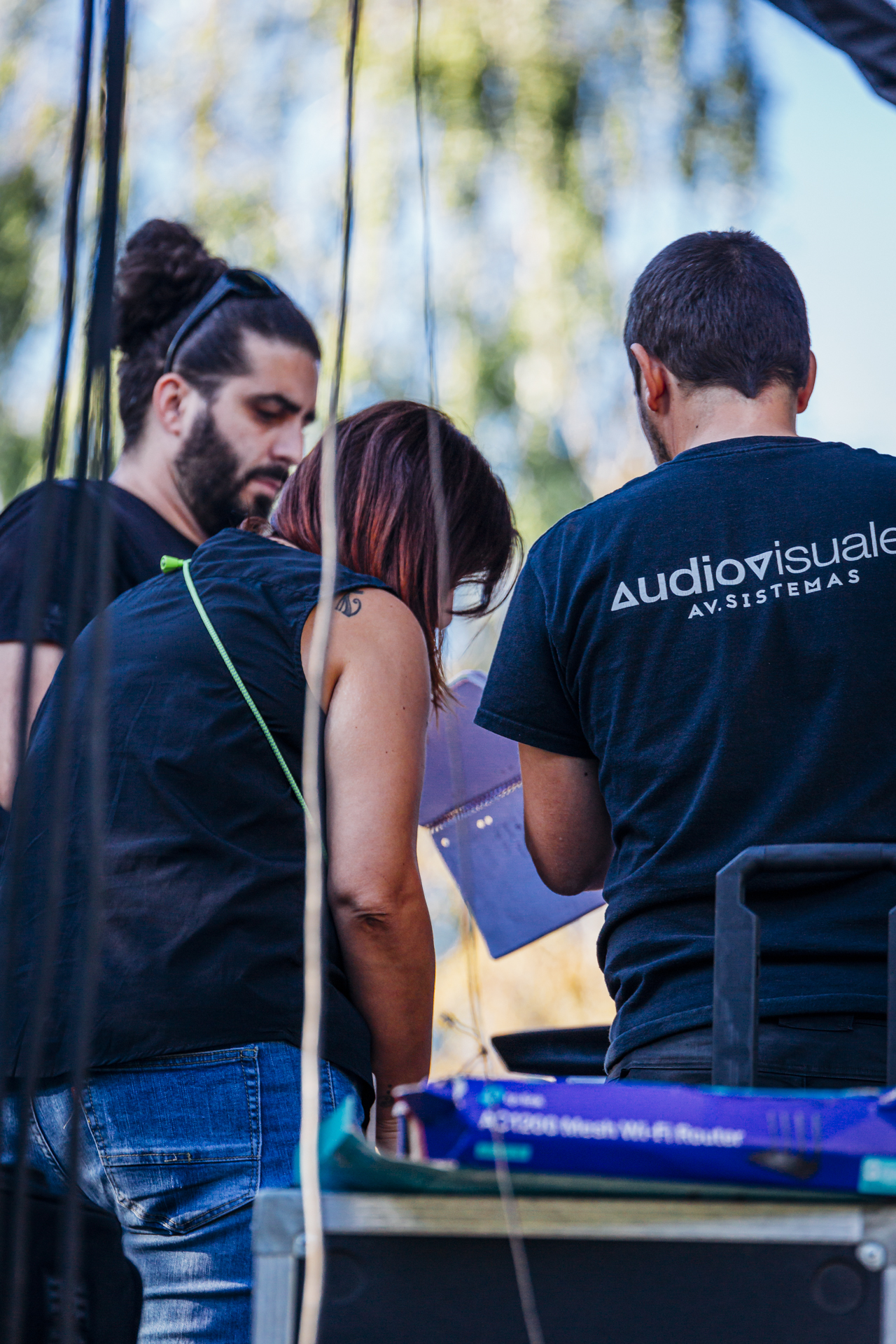 Equipo de AV Sistemas Audiovisuales trabajando en un evento