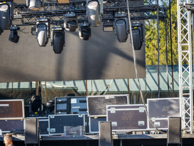 Escenario con focos y truss durante el montaje de un festival