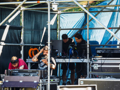 Panorámica del escenario de un festival al aire libre en Palencia